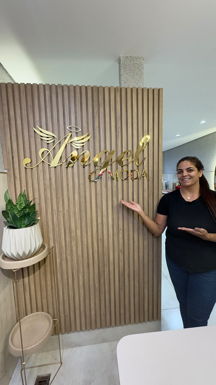 Letreiro em acrílico dourado Angel Moda