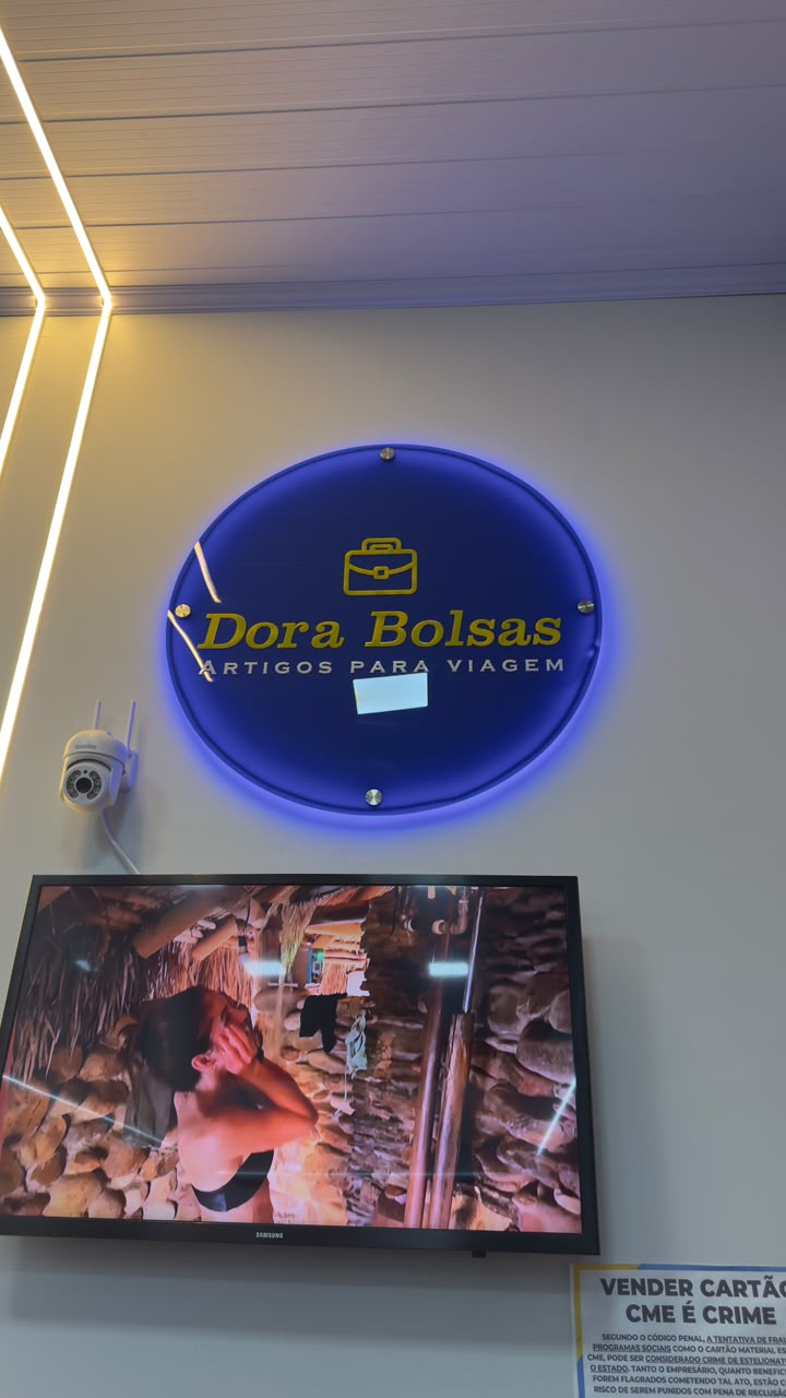 Logo em acrílico iluminado Dora Bolsas