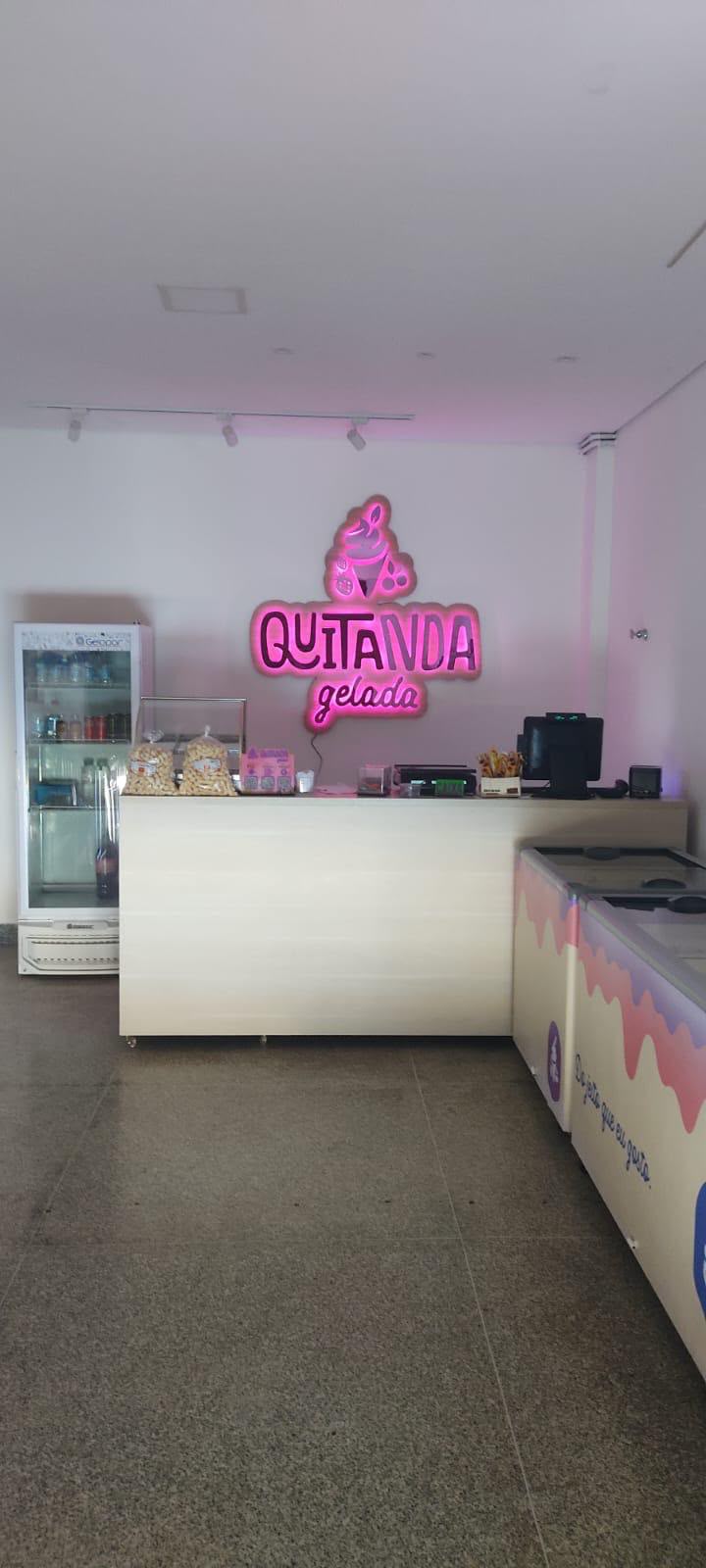 Letreiro em acrílico iluminado Quitanda Gelada